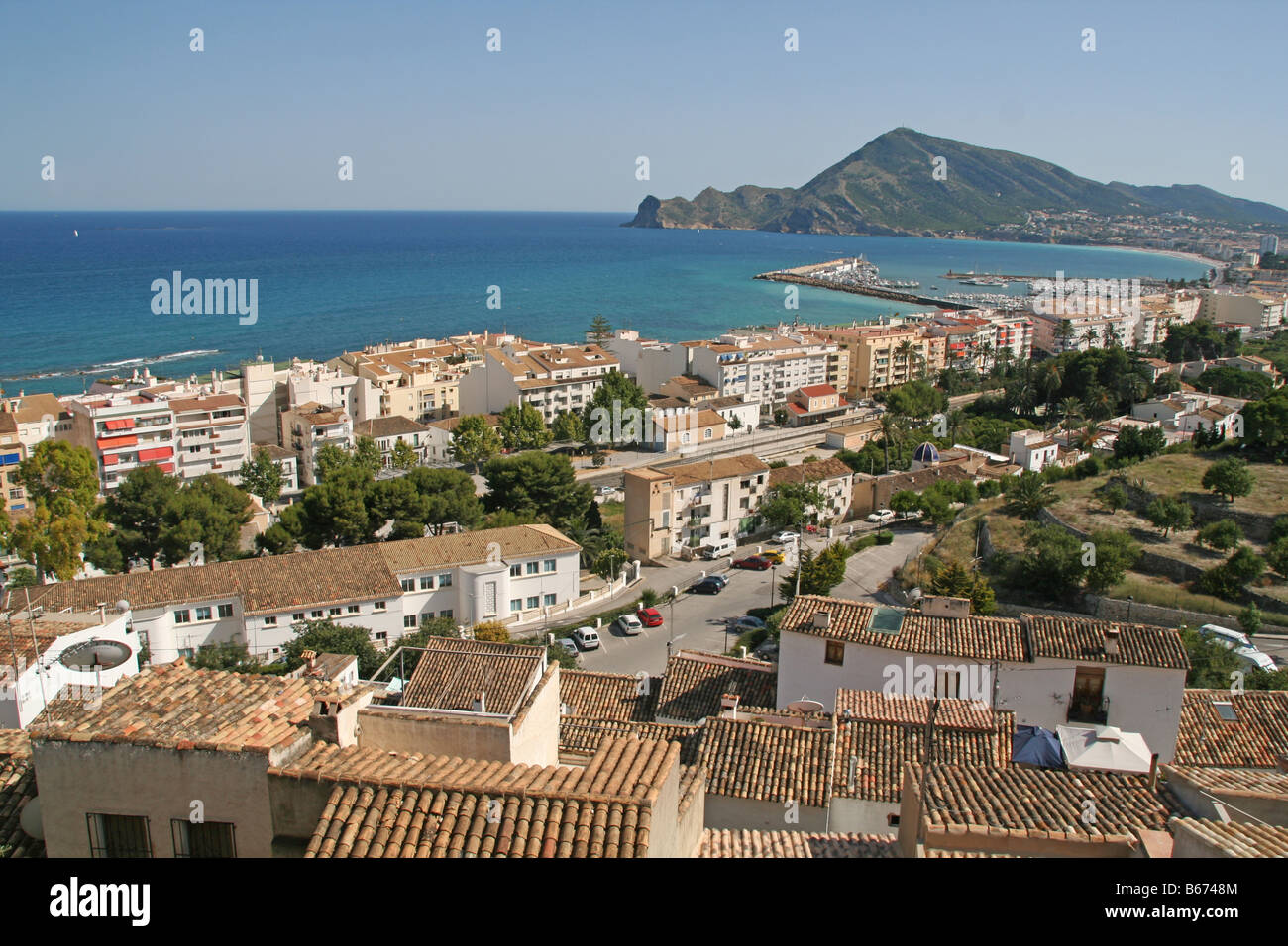 Altea, en la costa sur de España, Blance mirando hacia Benidorm Foto de stock