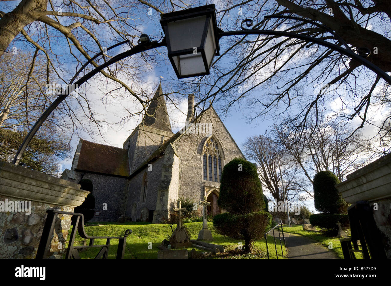 La aldea del siglo xiv, la iglesia de Saint Andrews, en el pintoresco pueblo de Alfriston East Sussex , Foto de stock