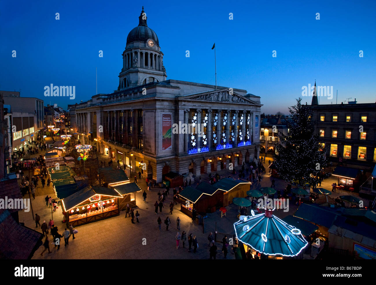 Ayuntamiento de Nottingham con luces navideñas y mercado,Inglaterra Foto de stock