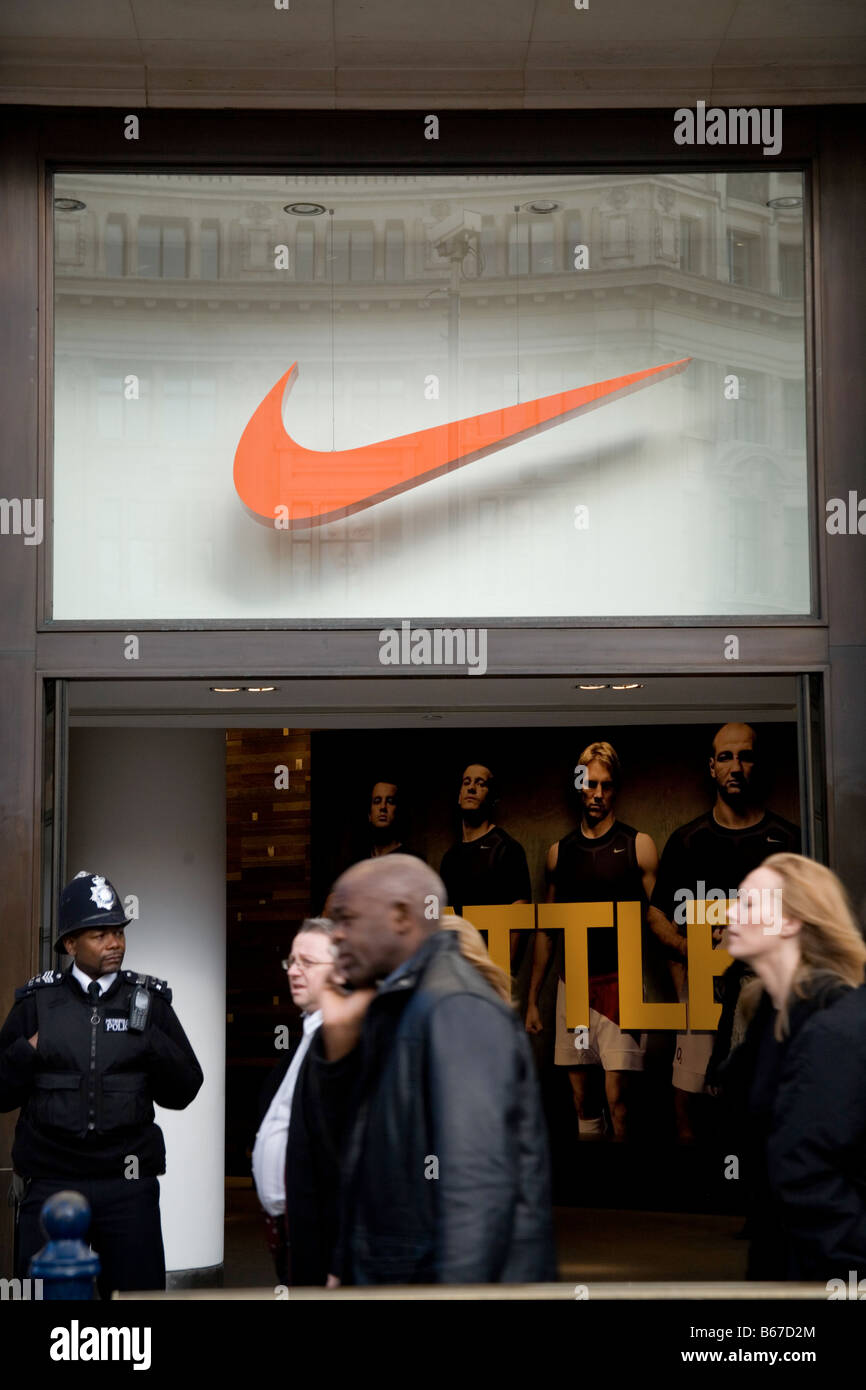 embotellamiento Hombre rico freír Tienda Nike Oxford Street Fotografía de stock - Alamy