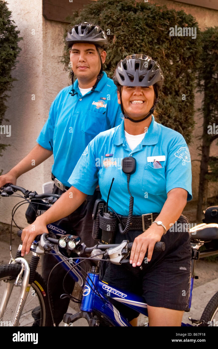 Hispano dos guardias de seguridad montados en bicicleta posando en Long Beach, CA, EE.UU. Foto de stock