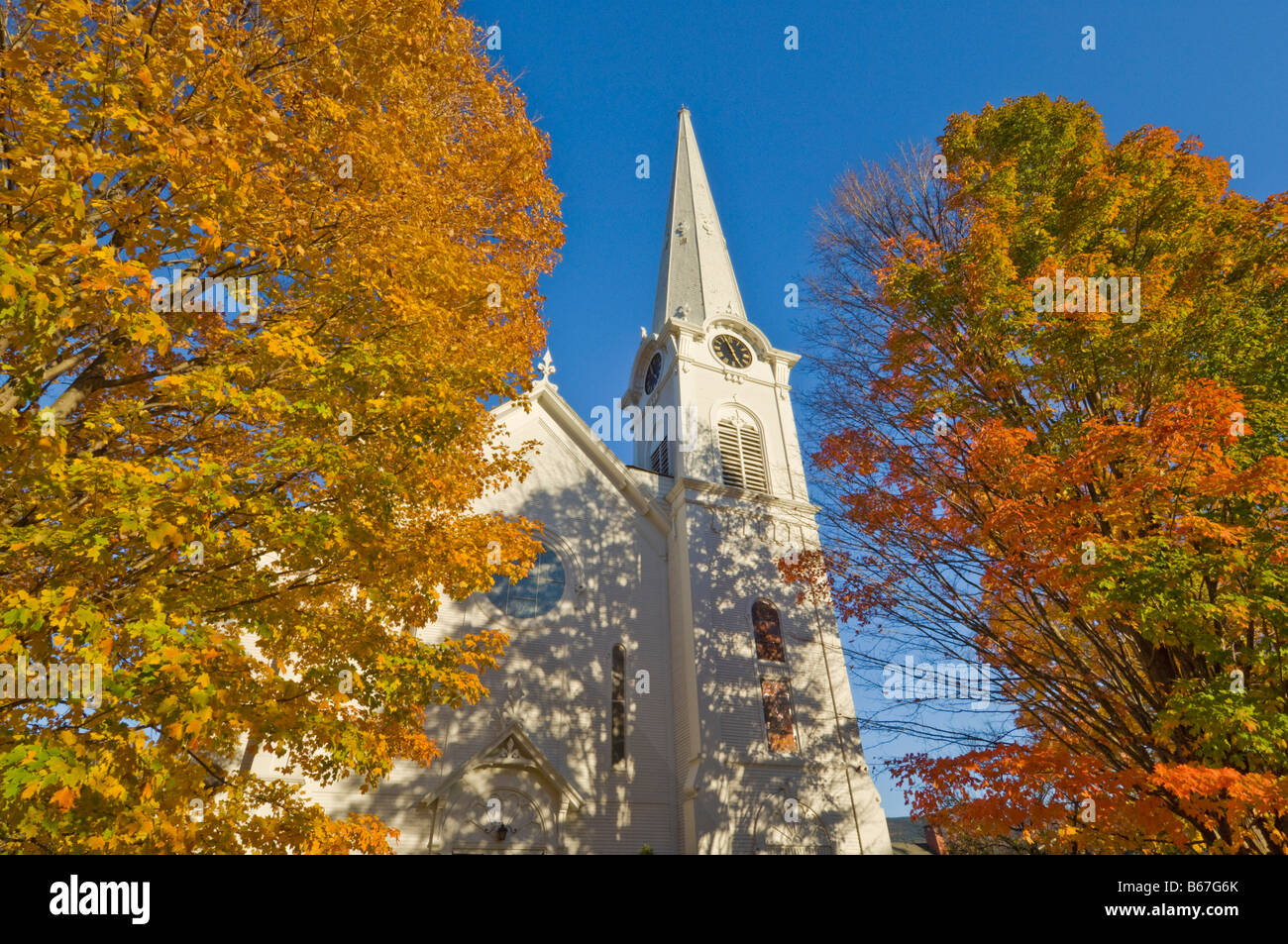 Revestido de madera blanca tradicional iglesia Manchester, Vermont, Estados Unidos de América EE.UU. Foto de stock