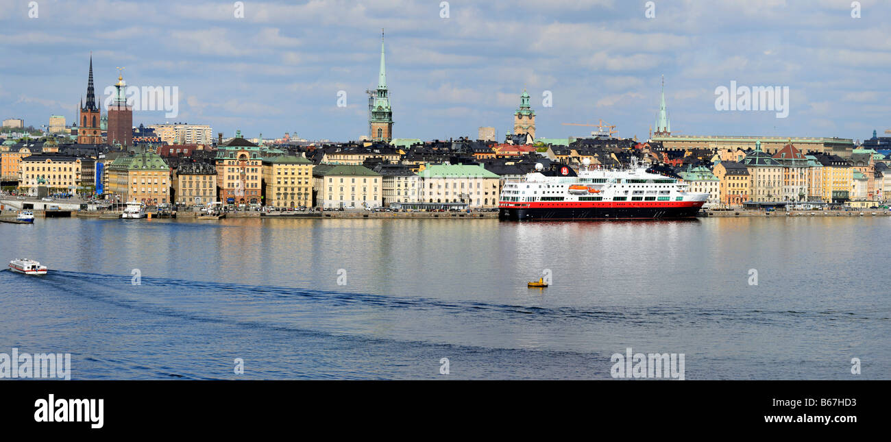 Paisaje urbano, buques, embarcaciones, vista panorámica de la ciudad de Estocolmo y el mar Báltico, Suecia Foto de stock