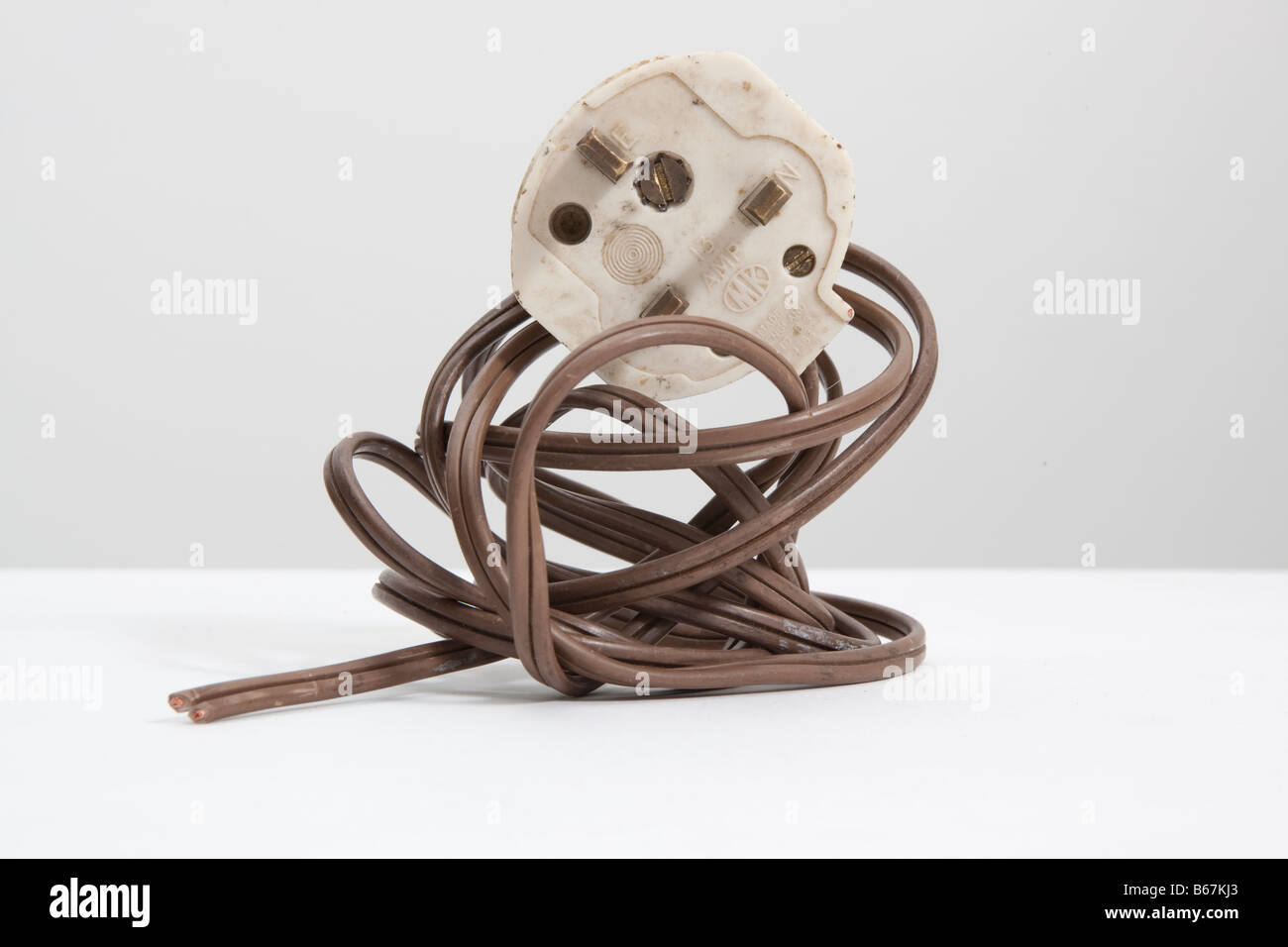 Blanco antiguo reino unido , el enchufe eléctrico estándar de 13 amperios y la bobina de brown flex Foto de stock
