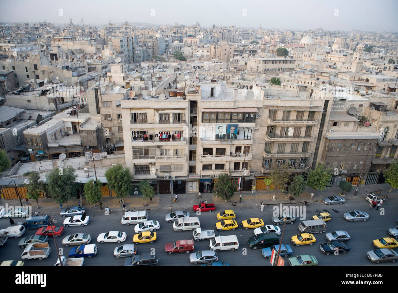Tarde atascos de tráfico, la concurrida calle principal en Aleppo, Siria, Asia Foto de stock