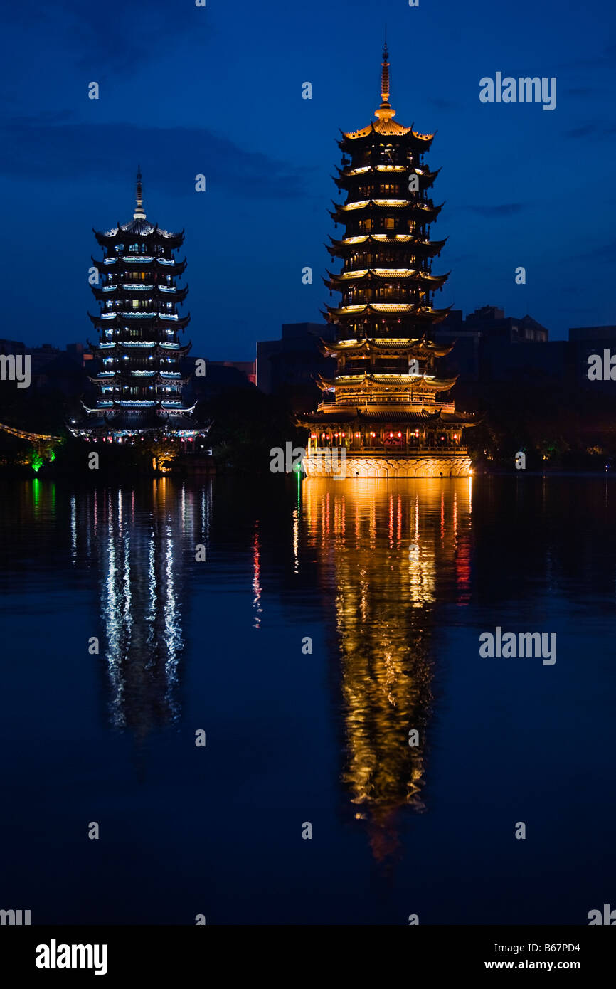 Reflejo de pagodas en un lago, el sol y la Luna, Pagoda, el Lago Banyan, Guilin, Guangxi, China Foto de stock