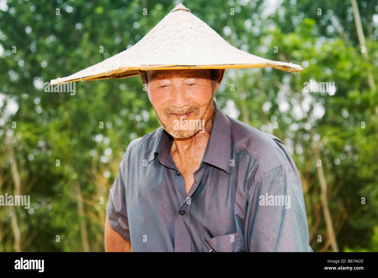 Close-up de un agricultor usando un sombrero cónico de estilo asiático,  Zhigou, provincia de Shandong, China Fotografía de stock - Alamy