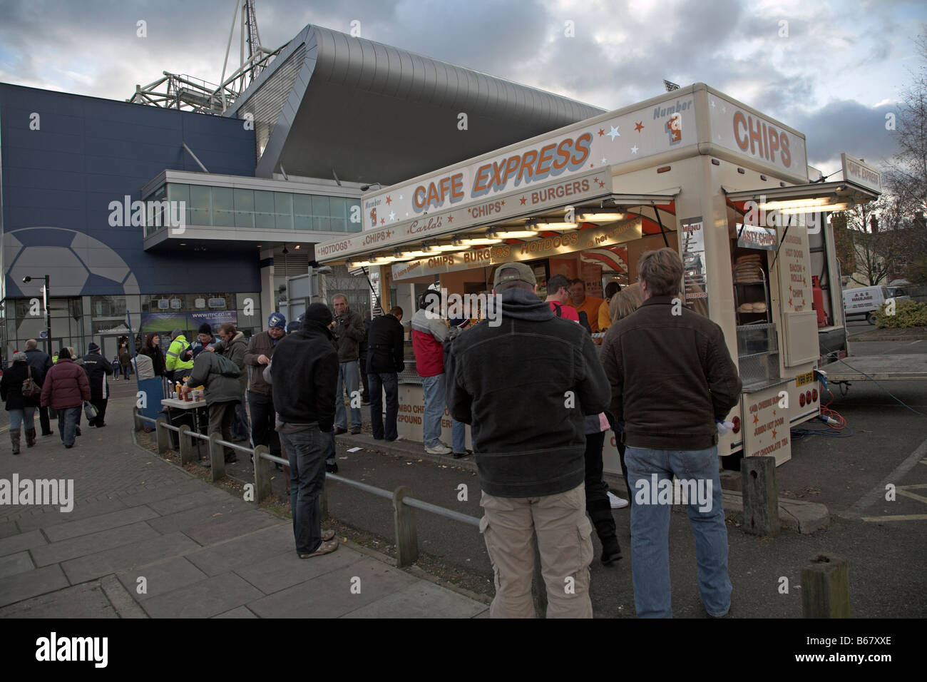 Comida Rápida Burger van en partido de fútbol día Portman Road Ipswich Suffolk Inglaterra Foto de stock