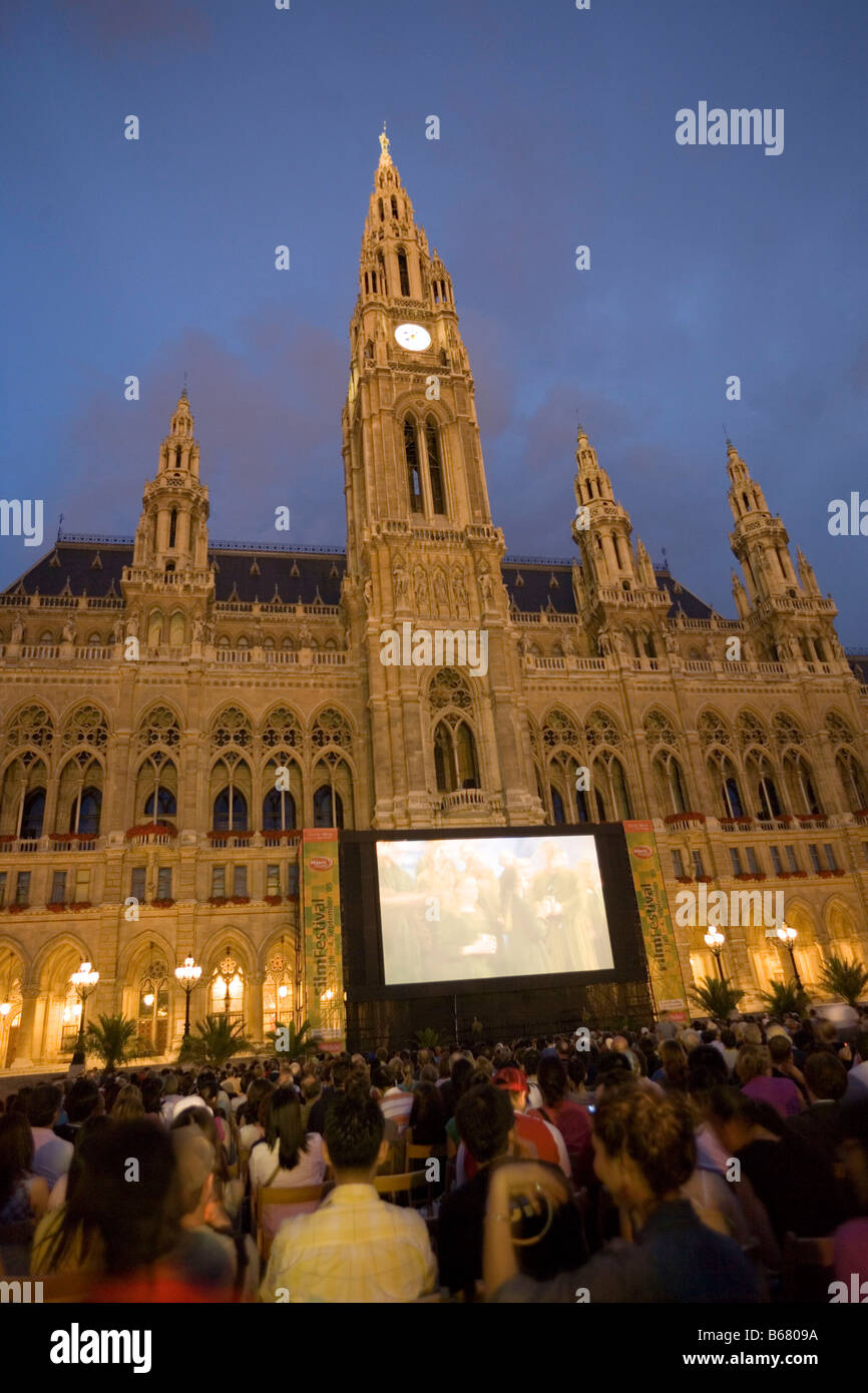 El cine al aire libre durante el festival de música delante del ayuntamiento de Viena, Austria Foto de stock