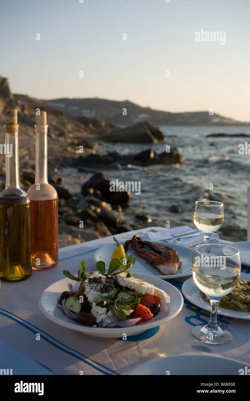 Griego diferente, incluyendo arrancadores salat, servido en el Restaurante, Mercado de satén Mar Mykonos-Town, Mykonos, Grecia Foto de stock