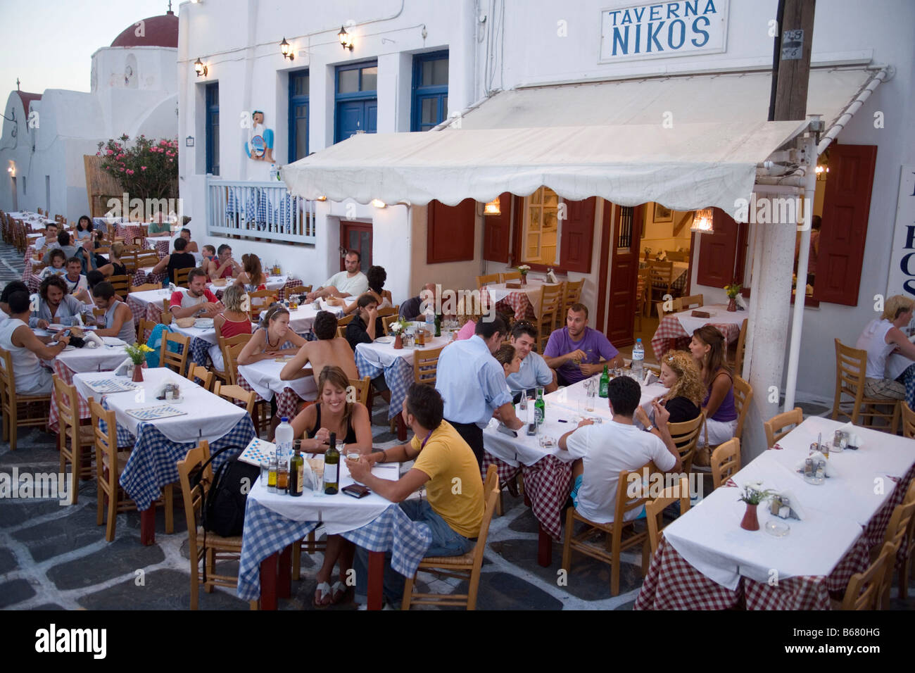 Personas a Nikos, típica taberna Griega, Mykonos, Grecia Fotografía de  stock - Alamy
