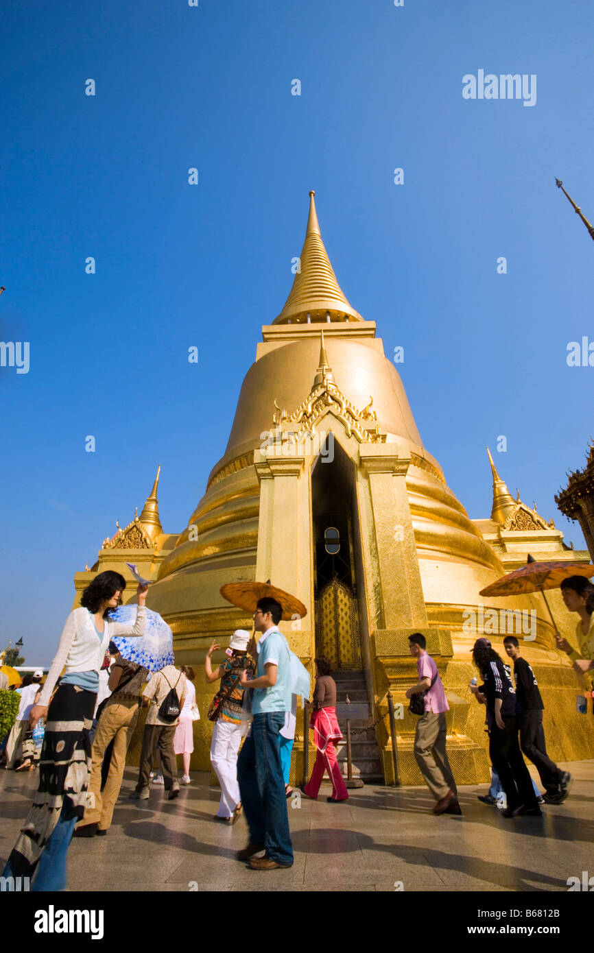 Los turistas que visitan Phra Sri Rattana Chedi, el Wat Phra Kaew, el templo budista más importante de Tailandia, Bangkok, Ko Ratanakosin Foto de stock