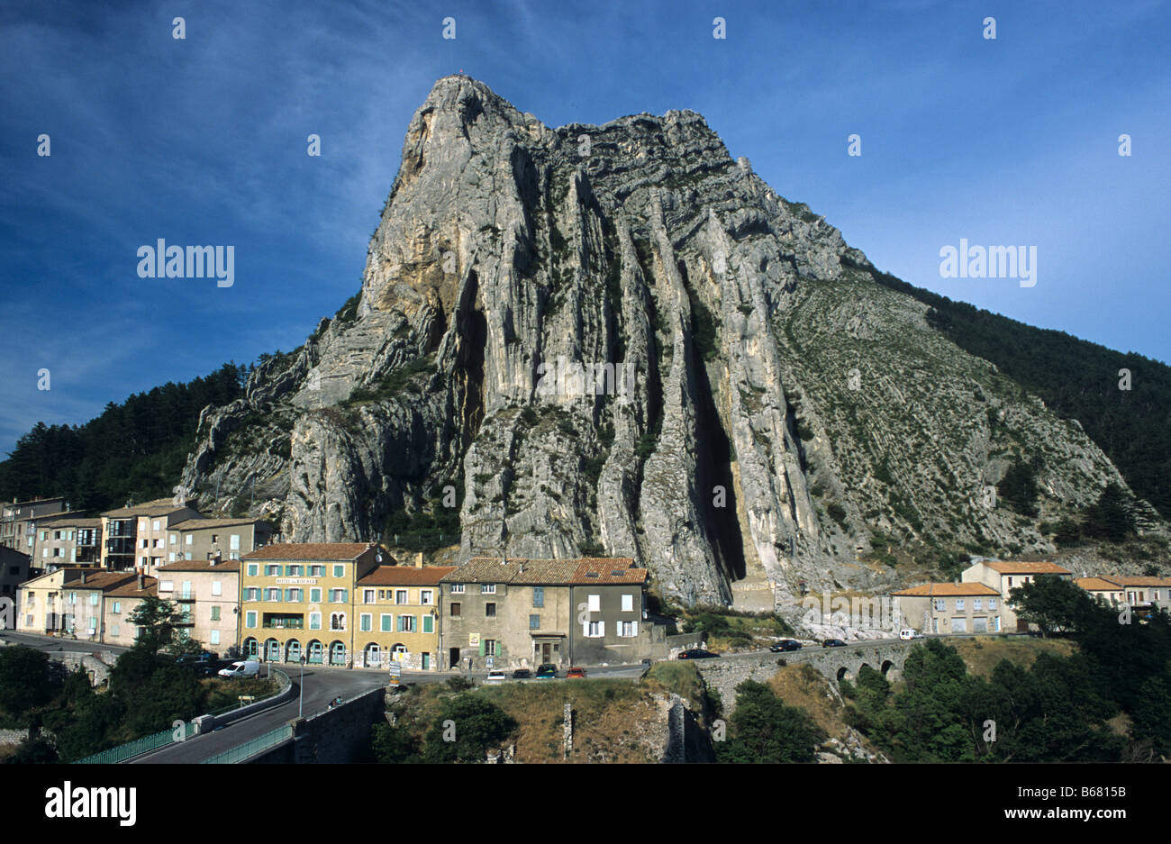 Afloramientos rocosos y capas de rocas, Le Faubourg & La Baume (1149m), Sisteron, Alpes-de-Haute-Provence, Francia Foto de stock