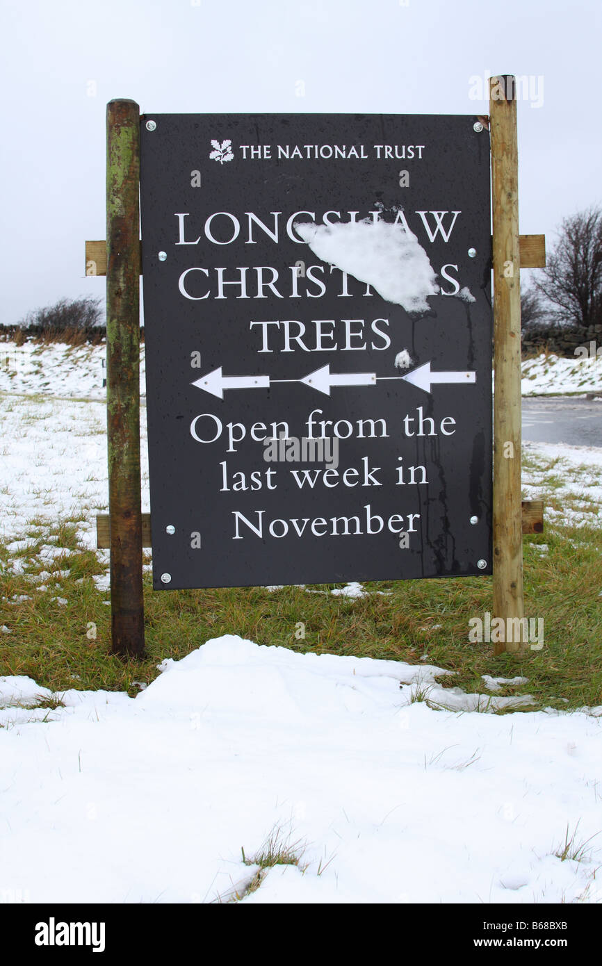 Un Fideicomiso Nacional de venta de árboles de Navidad para firmar en el Peak District National Park, Derbyshire, Inglaterra, Reino Unido. Foto de stock