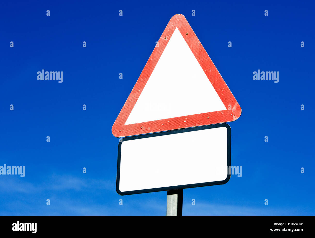 Señal de carretera tipo de advertencia en blanco con un cuadro de texto Inglaterra Foto de stock