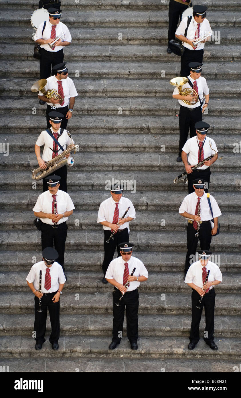 Una banda de música para la fiesta de San Andrés, en los escalones de la Catedral de Sant' Andrea en Amalfi, Campani, Italia Foto de stock