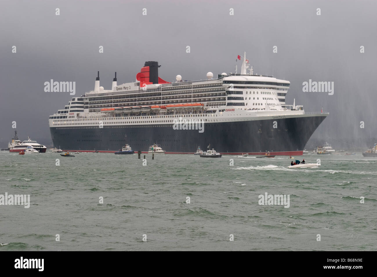 El mayor buque de crucero Queen Mary 2 pone rumbo a los Estados Unidos en su viaje inaugural desde el puerto de Southampton. Foto de stock