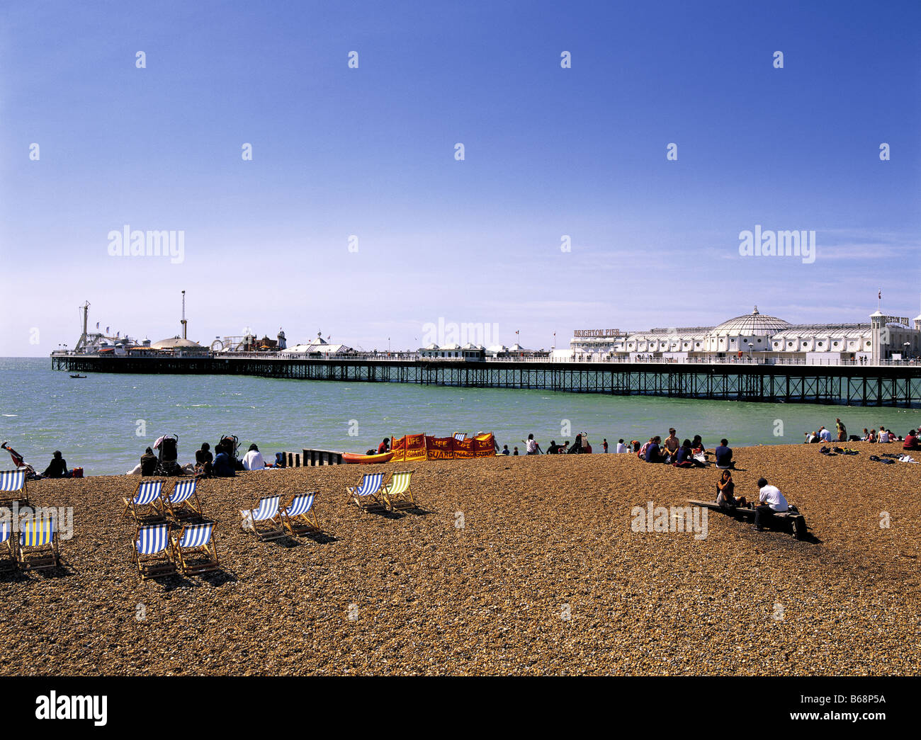 Brighton Pier y la playa de Costa Sur Sussex England Reino Unido Foto de stock