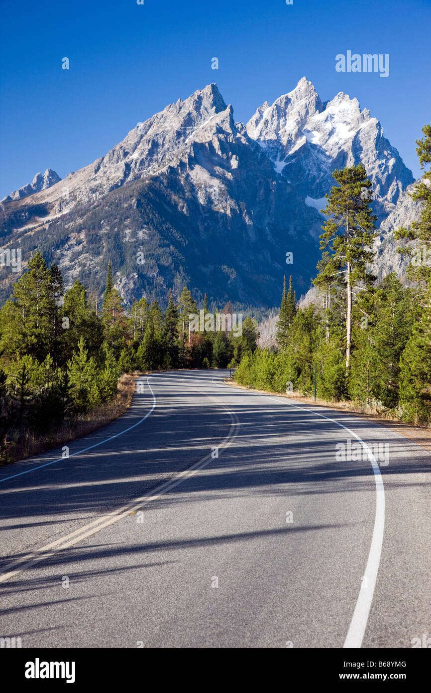 Montañas y Teton Teton Park Road, parque nacional Grand Teton, Wyoming, EE.UU. Foto de stock