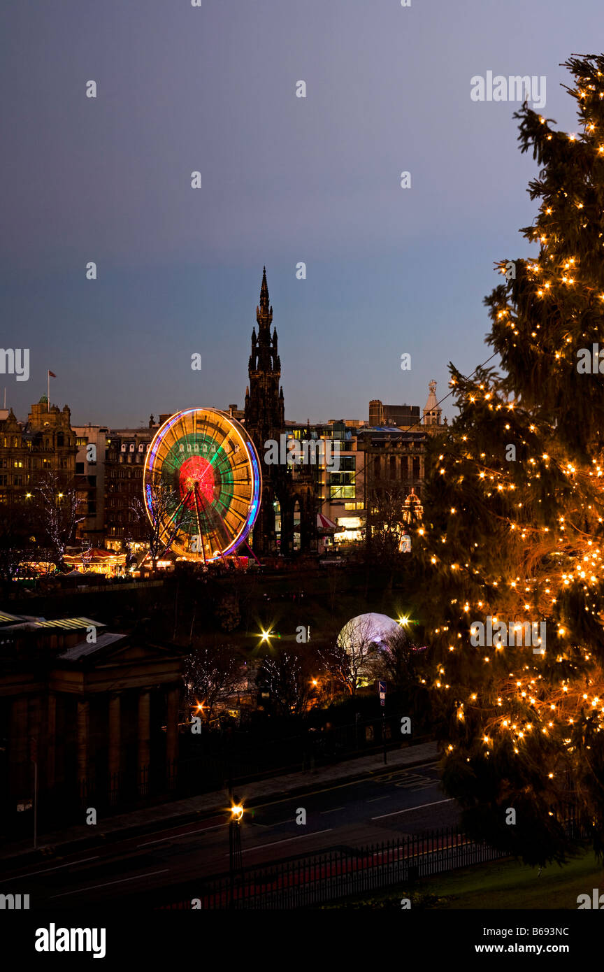 Árbol de Navidad de Edimburgo en el Montículo con las maravillas del invierno iluminado en el fondo, Escocia, Reino Unido, Europa Foto de stock