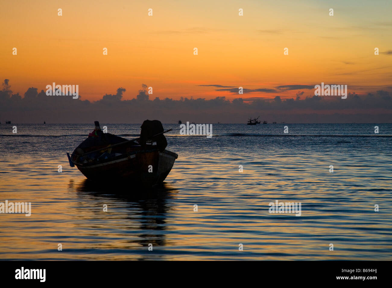 Barco de pesca al amanecer, Hua Hin, Tailandia Foto de stock
