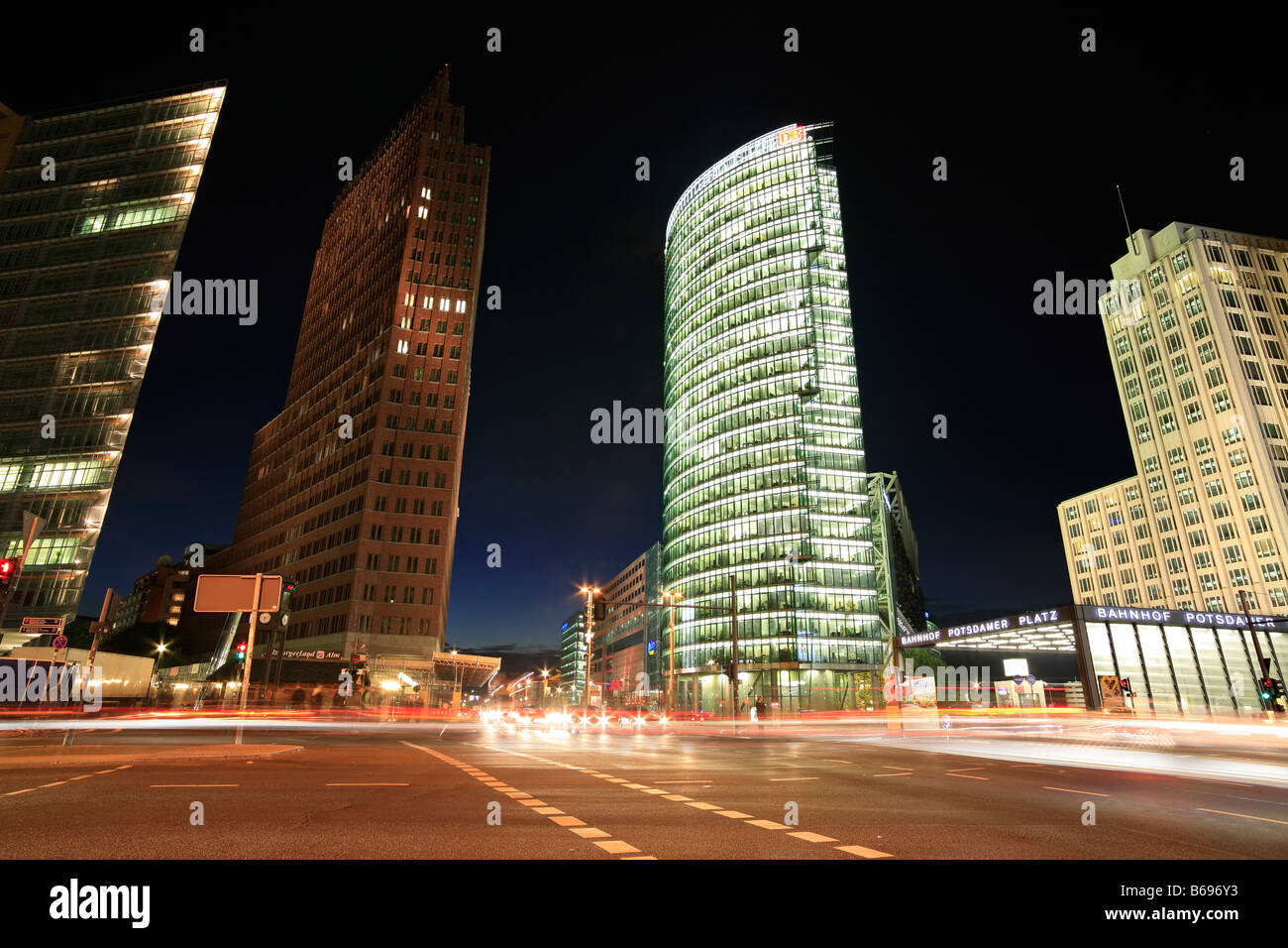 Torre Debis, Edificio Torre Kollhof, Deutsche Bahn AG en la Potsdamer Platz en Berlín, Alemania Foto de stock