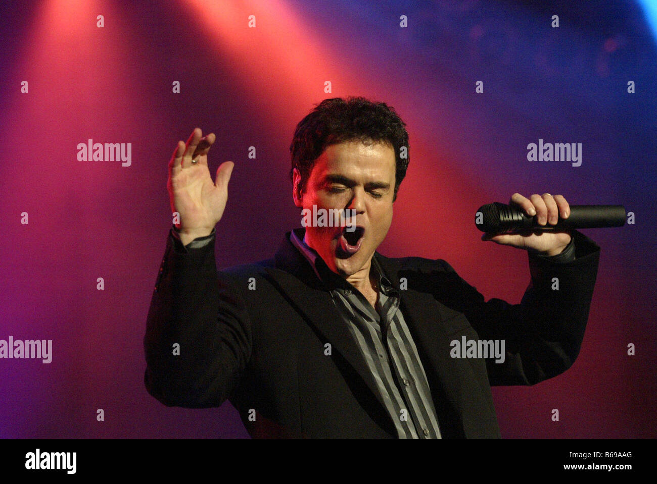 Donny Osmond hace una aparición en un concierto en el estadio Odyssey Arena Foto de stock