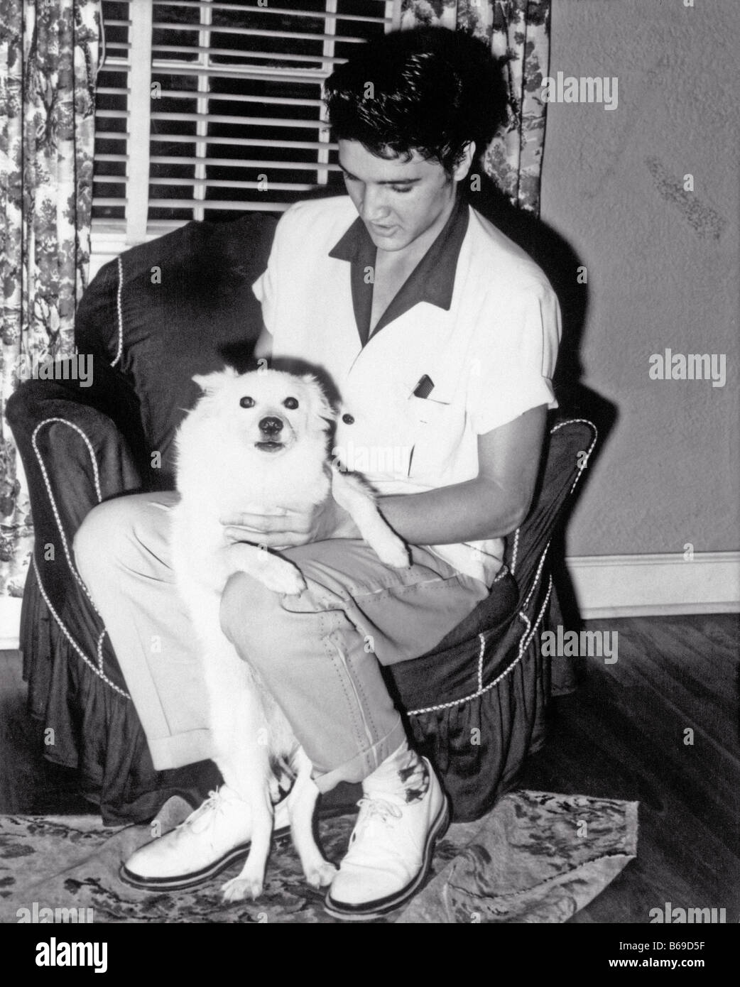 ELVIS PRESLEY sobre 1955 ith mascota familiar en casa que él compró para sus padres en Audubon Drive en Memphis. Foto de stock