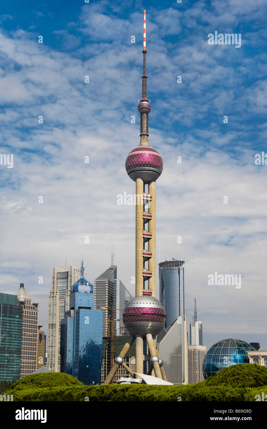 Vista de un ángulo bajo, la torre de televisión Oriental Pearl Tower, Shanghai, China Foto de stock