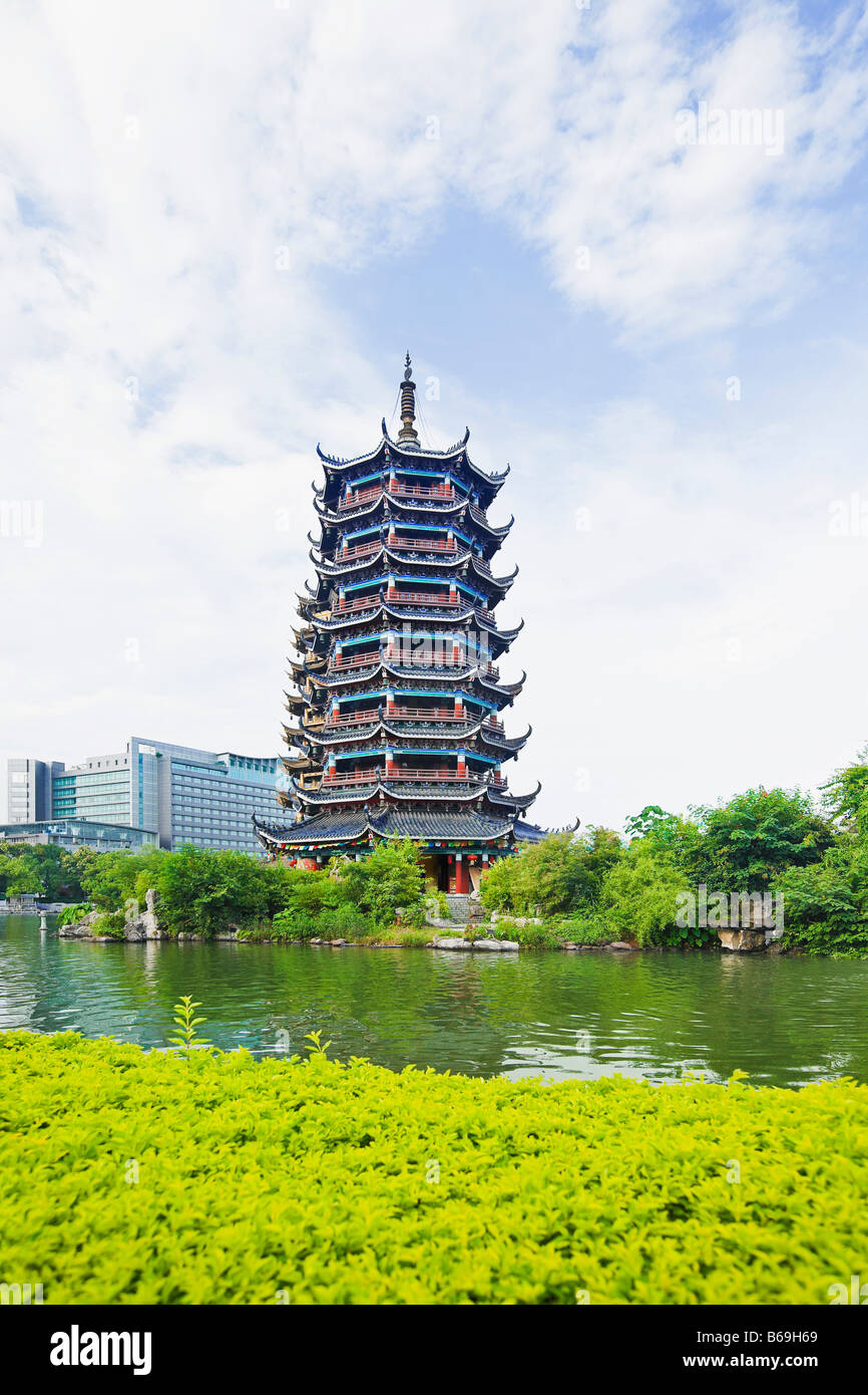 Ver la pagoda de ángulo bajo en la costanera, la Pagoda del Sol y de la Luna, el Lago Banyan, Guilin, Guangxi, China Foto de stock