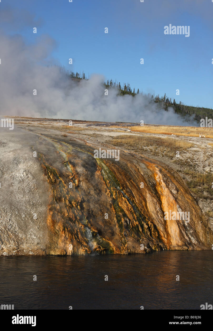 Banco Río en Midway geyser basin, el Parque Nacional Yellowstone, Wyoming Foto de stock