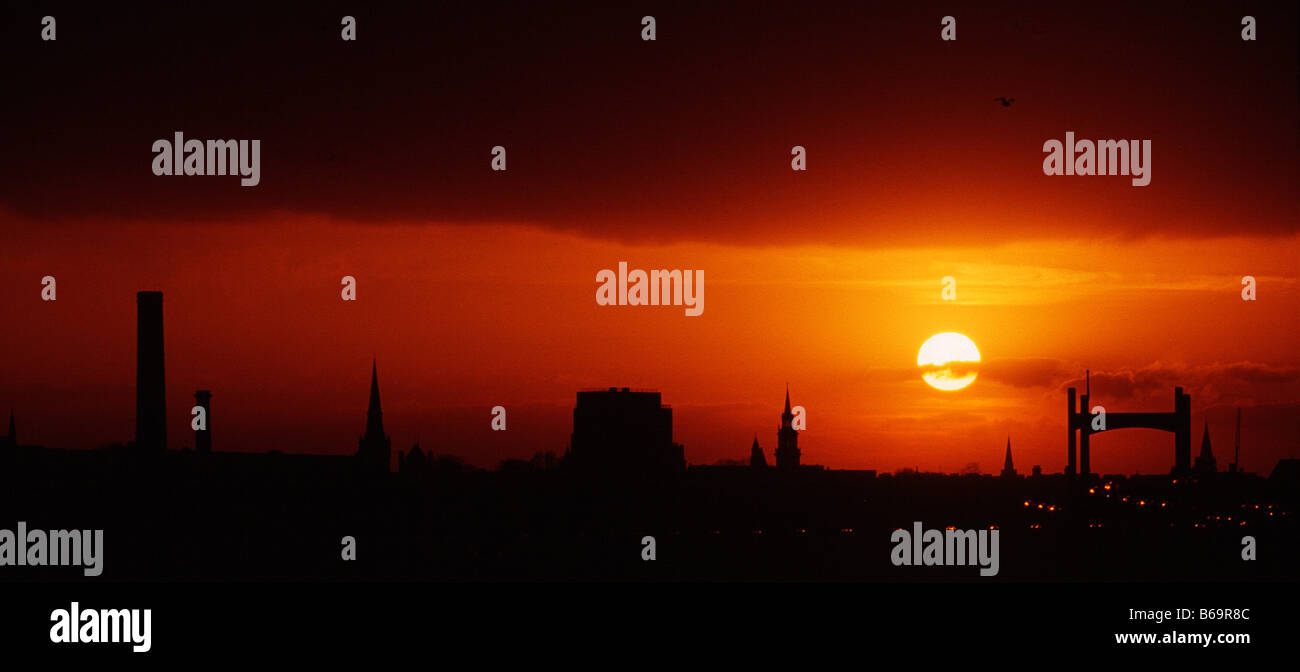 Una vista del río Lagan desde el Albert Bridge en la ciudad de Belfast al atardecer Foto de stock