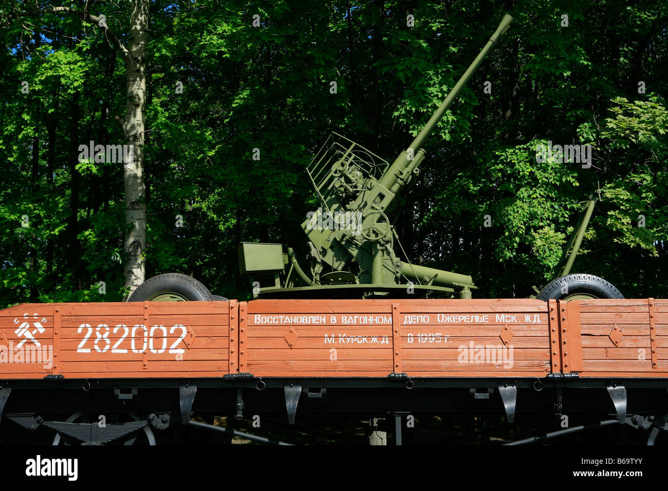 La defensa aérea de la II Guerra Mundial arma montada en un tren en Victoria Park en Moscú, Rusia Foto de stock