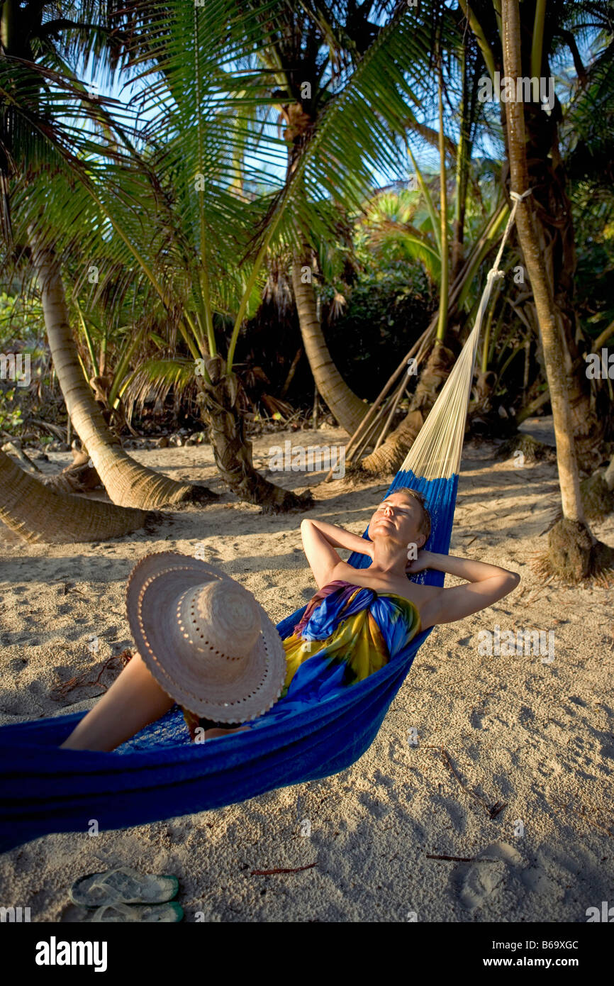 México, Quintana Roo, Tulum, turismo (mujer) en una hamaca bajo las  palmeras en la playa Fotografía de stock - Alamy