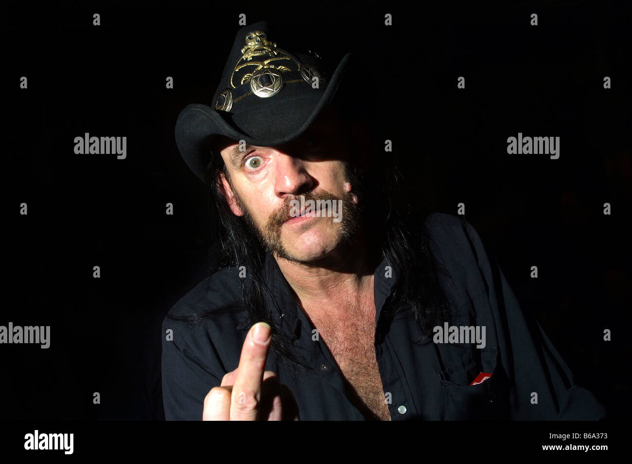 Lemmy de Motorhead en el club leche en Belfast dando un dedo salute Foto de stock