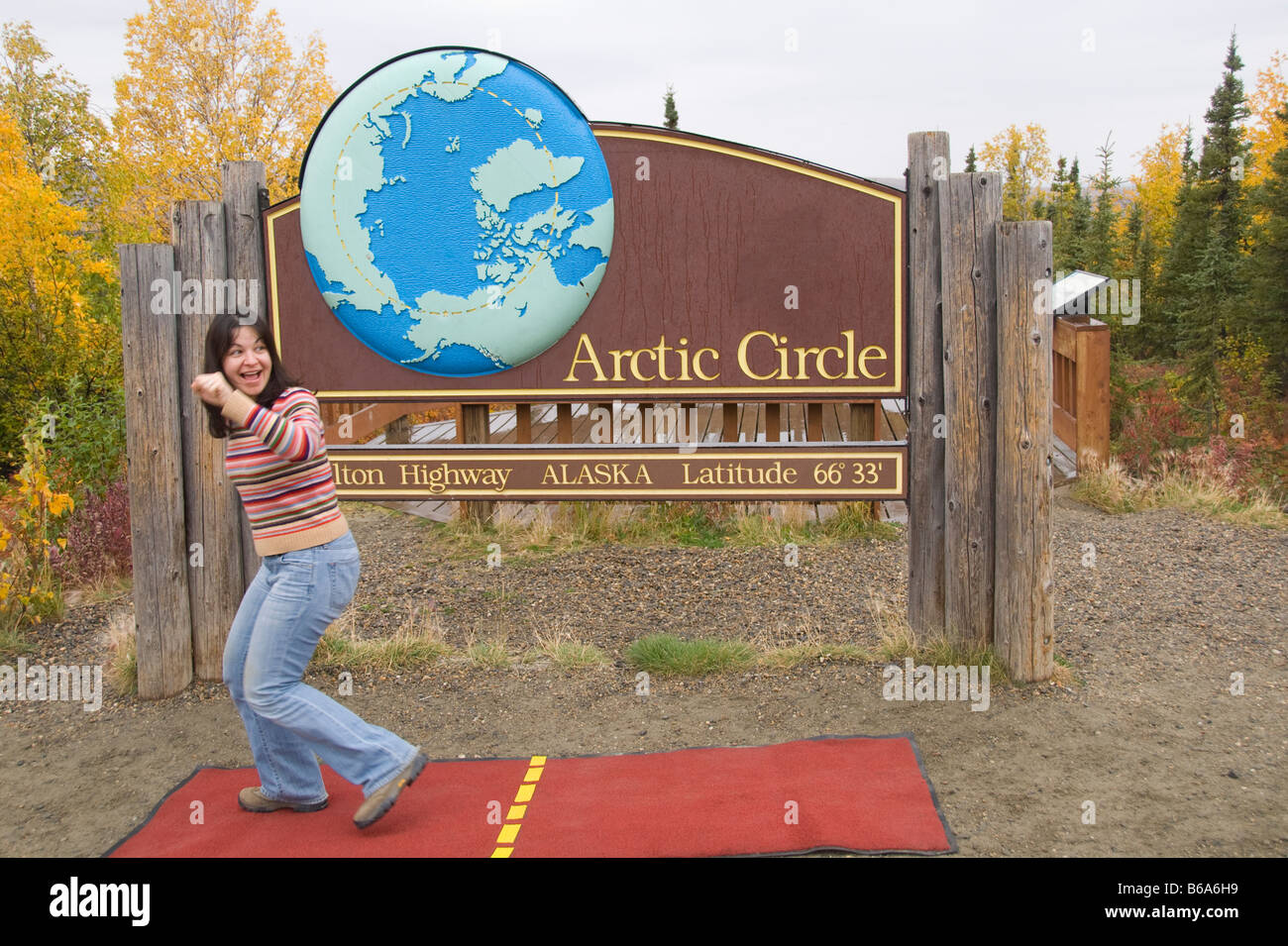 Turista en Actic Círculo BLM Wayside en la Dalton Highway, Alaska Foto de stock