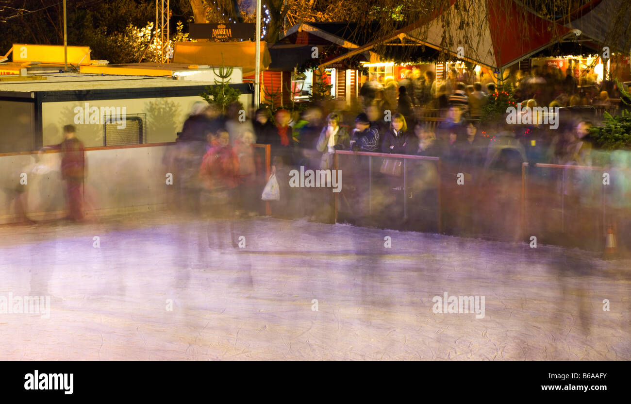 Escocia Edimburgo Feria de Navidad La pista de patinaje sobre hielo en el este de Princes Street Gardens Foto de stock
