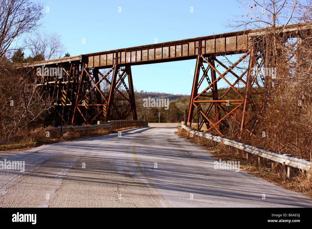 Puente de ferrocarril de hierro y madera Foto de stock