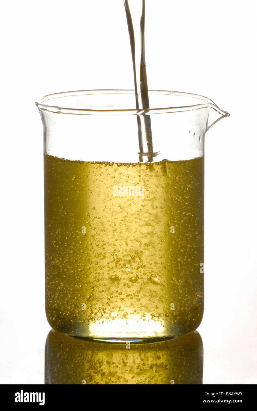 Llenado de aceite de coco en un vaso de precipitados Fotografía de stock -  Alamy