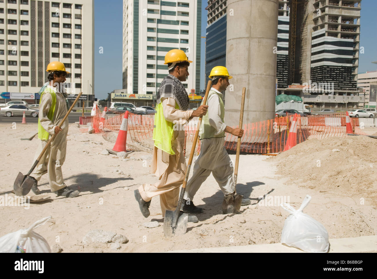 Los trabajadores migrantes en una obra en construcción en Dubai, Emiratos Árabes Unidos. Foto de stock