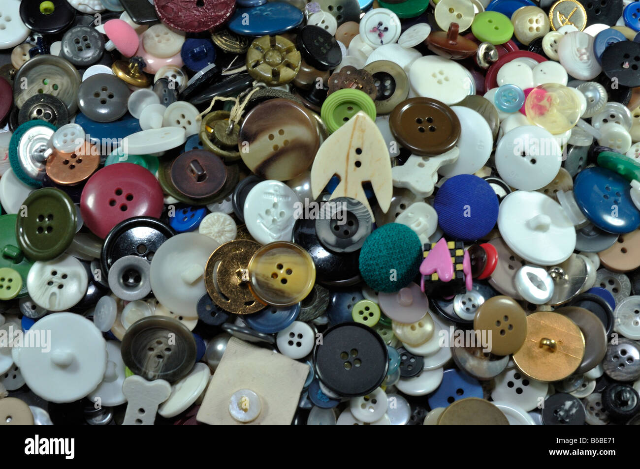 Primer plano de una colección de botones de ropa multicolor Foto de stock