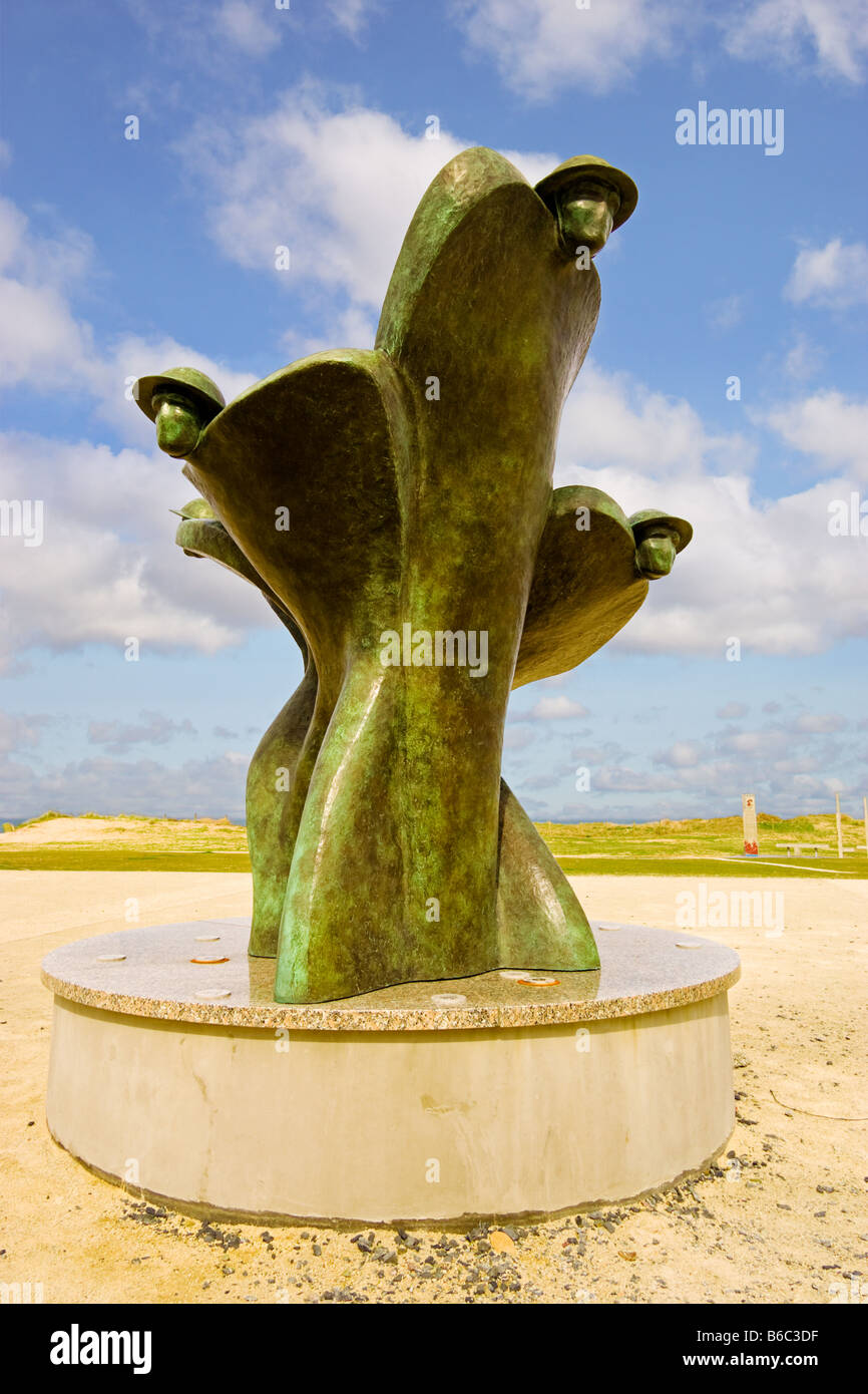 Monumento canadiense en el centro de la playa de Juno en Courseulles-sur-Mer, Normandía, Francia Foto de stock