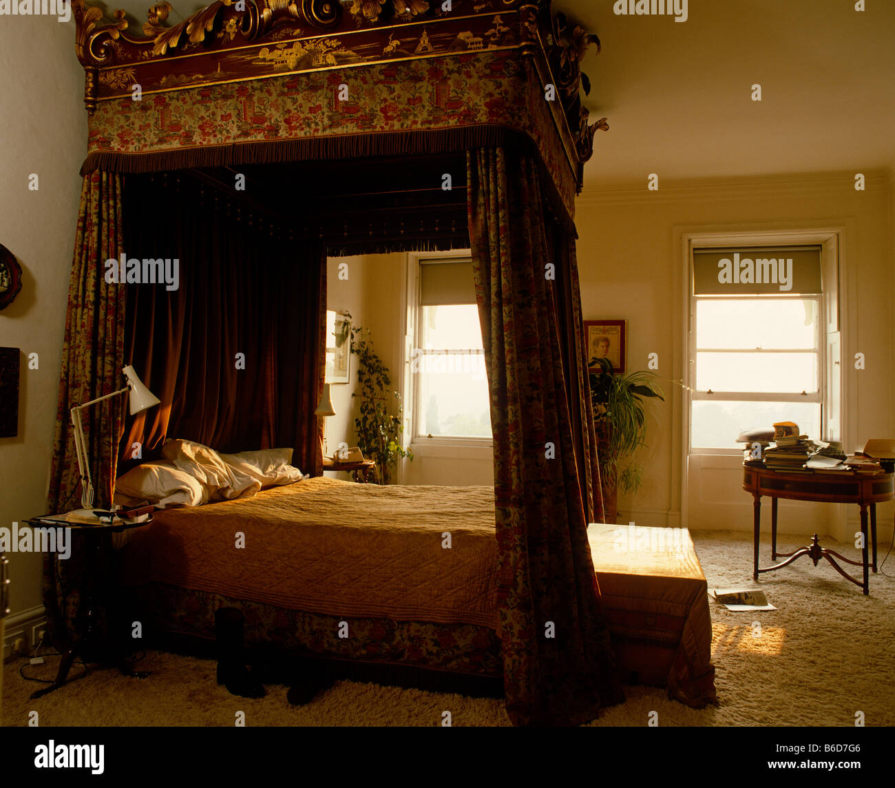 Cama con dosel en el dormitorio lujoso en gran casa inglesa Fotografía de  stock - Alamy