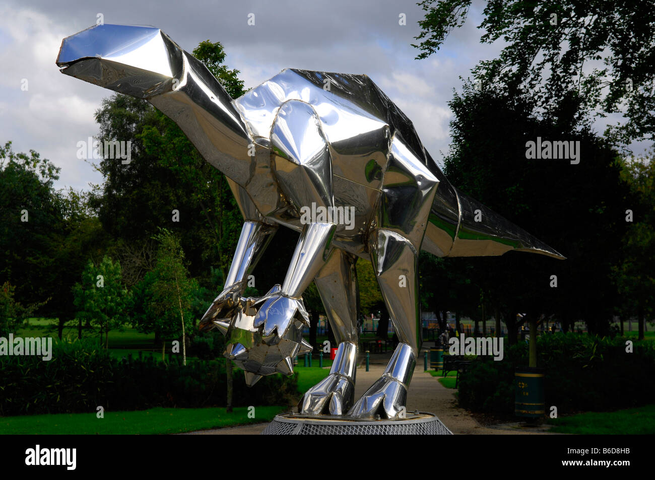 Metálico plateado brillante escultura de dinosaurio Foto de stock