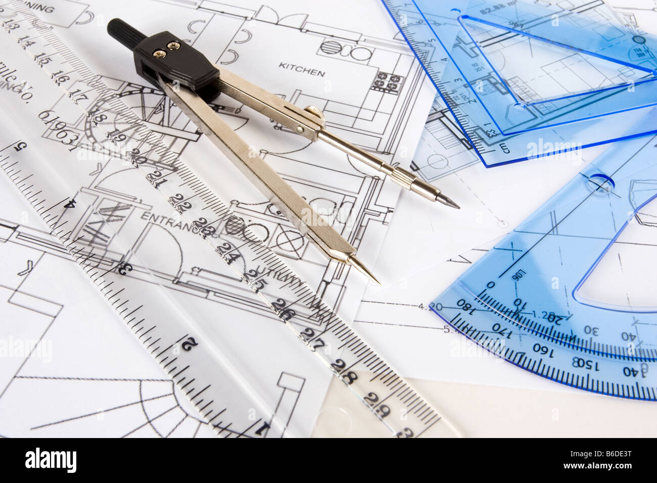 Un conjunto aleatorio de instrumentos de dibujo organizado en planes  técnicos Fotografía de stock - Alamy