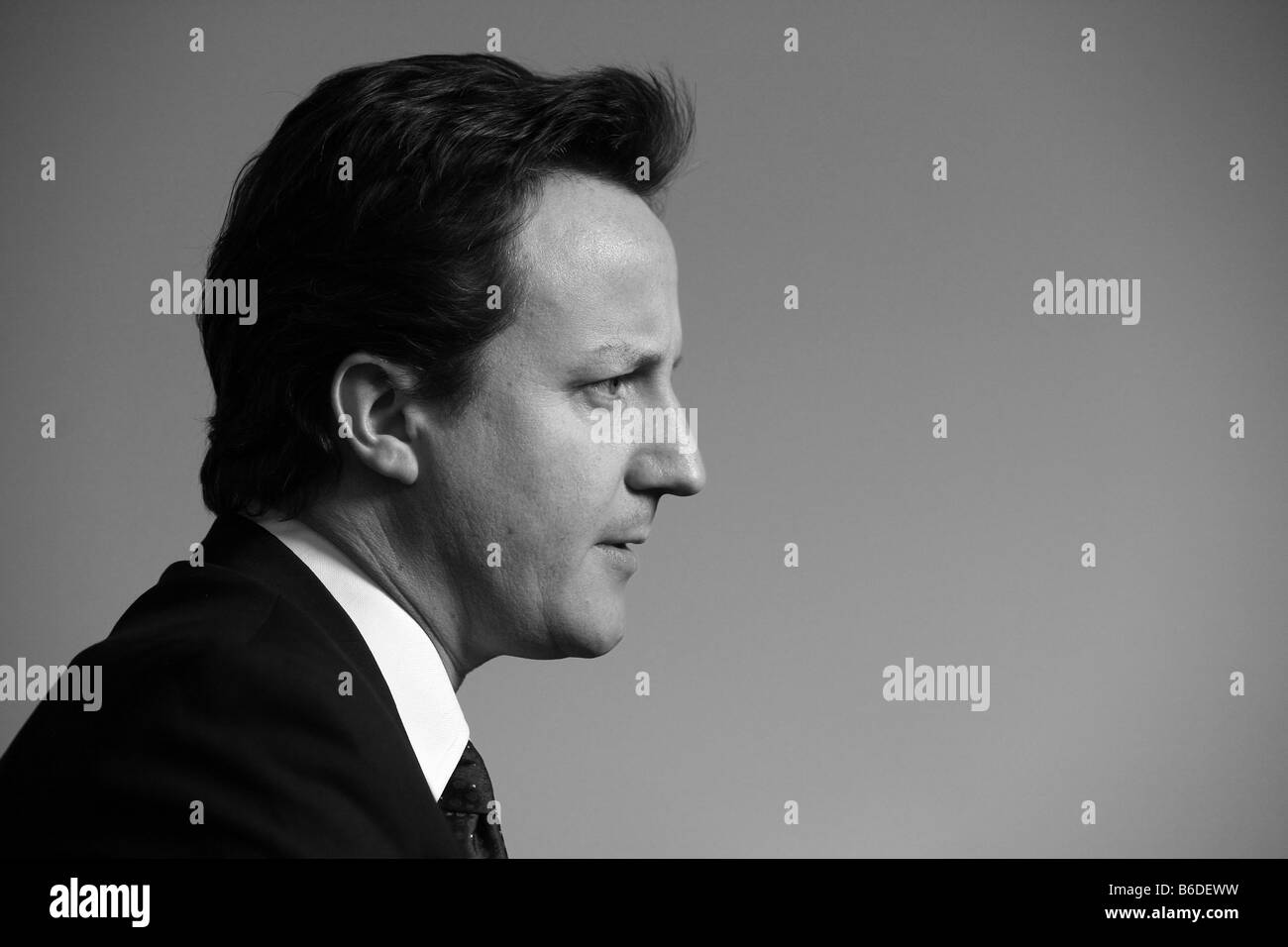 El líder del partido Conservador, David Cameron, perfil en blanco y negro Foto de stock