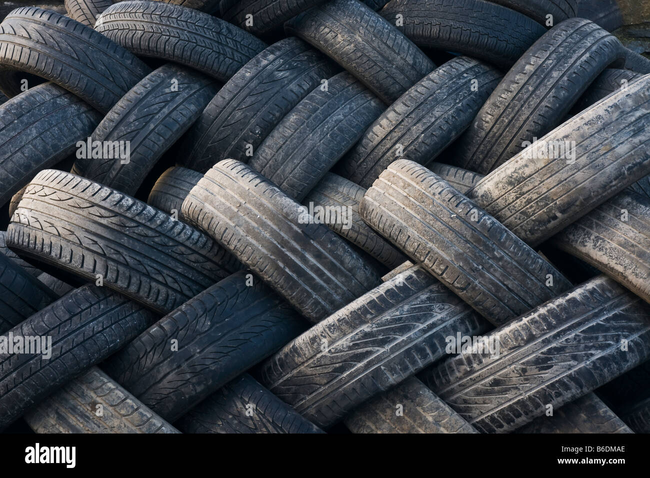 Neumáticos viejos en espera de su eliminación o reciclado Foto de stock
