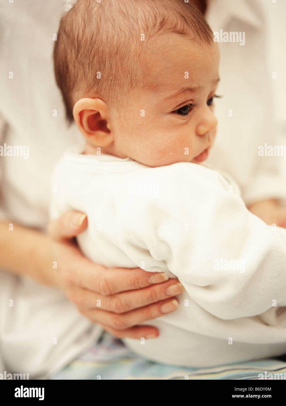 Baby Girl Nina De 12 Semanas Siendo Apoyados En El Regazo De Su Madre Fotografia De Stock Alamy