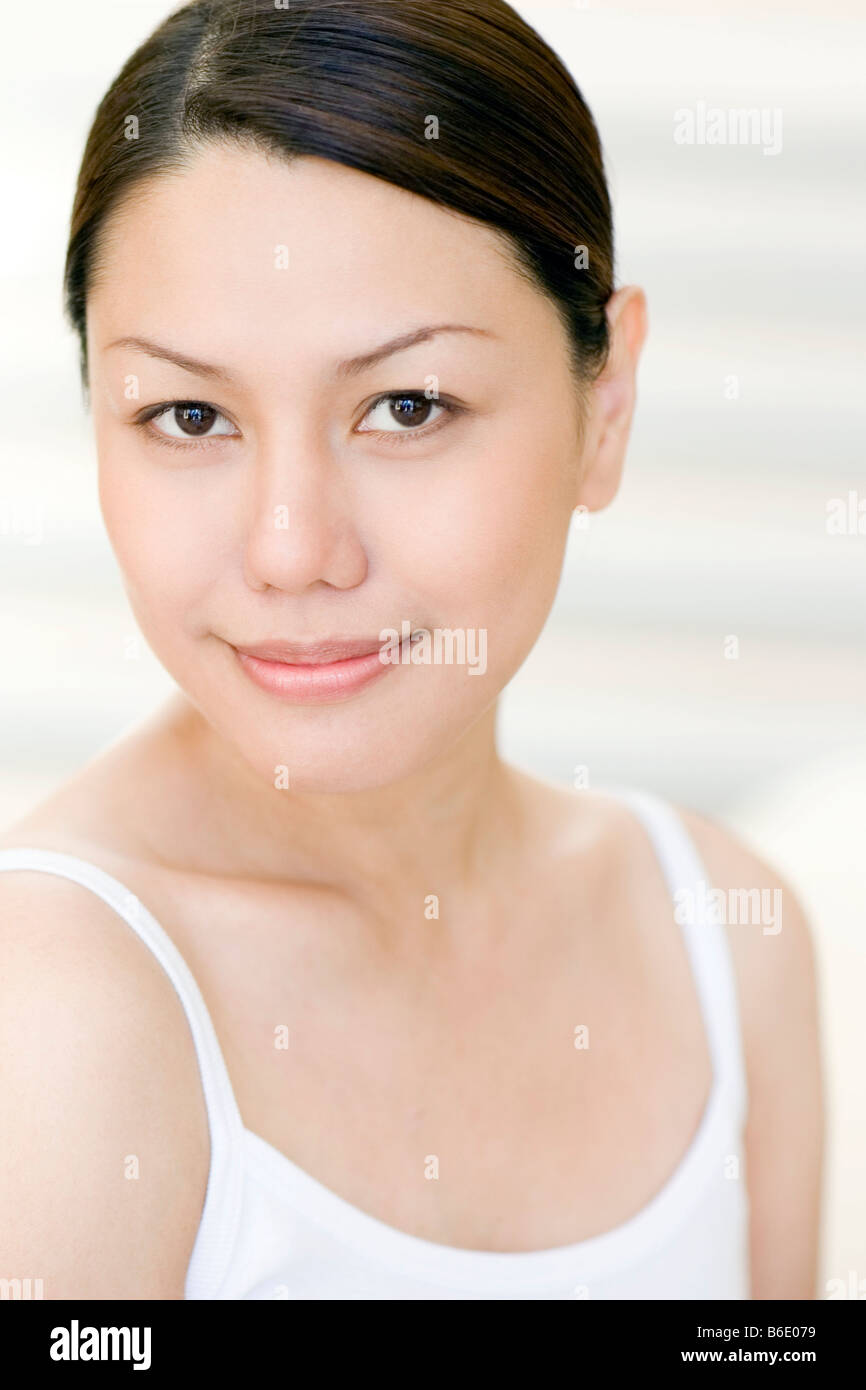 Mujer feliz. Ella es de 33 años Fotografía de stock Alamy