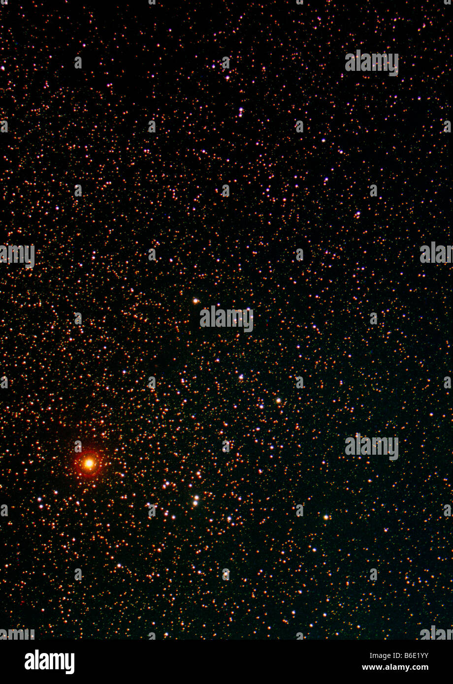 La estrella gigante roja Aldebarán domina la imagen de las estrellas en ...